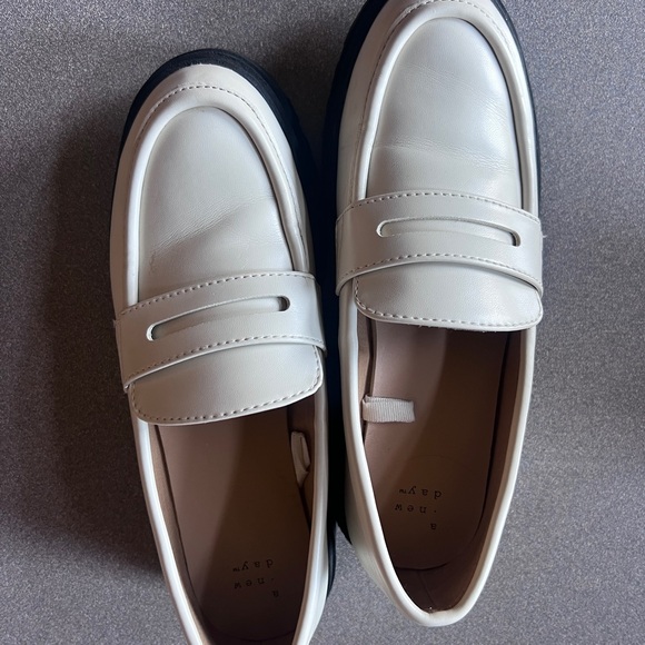 Women’s Cream Loafers Size 8 - Picture 1 of 3
